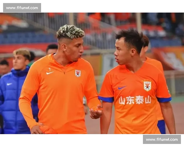 鲁能泰山迎战上海上港，焦点战役背后的策略与球员对决解析